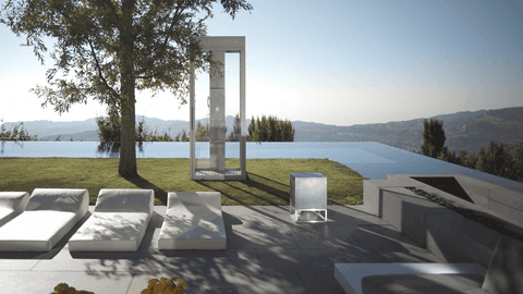 Jardín privado con butacas y una gran piscina con altavoces