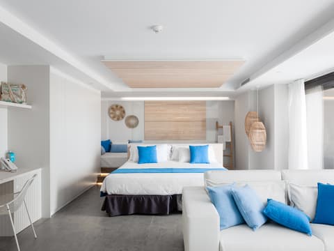 dormitorio con mesa de trabajo